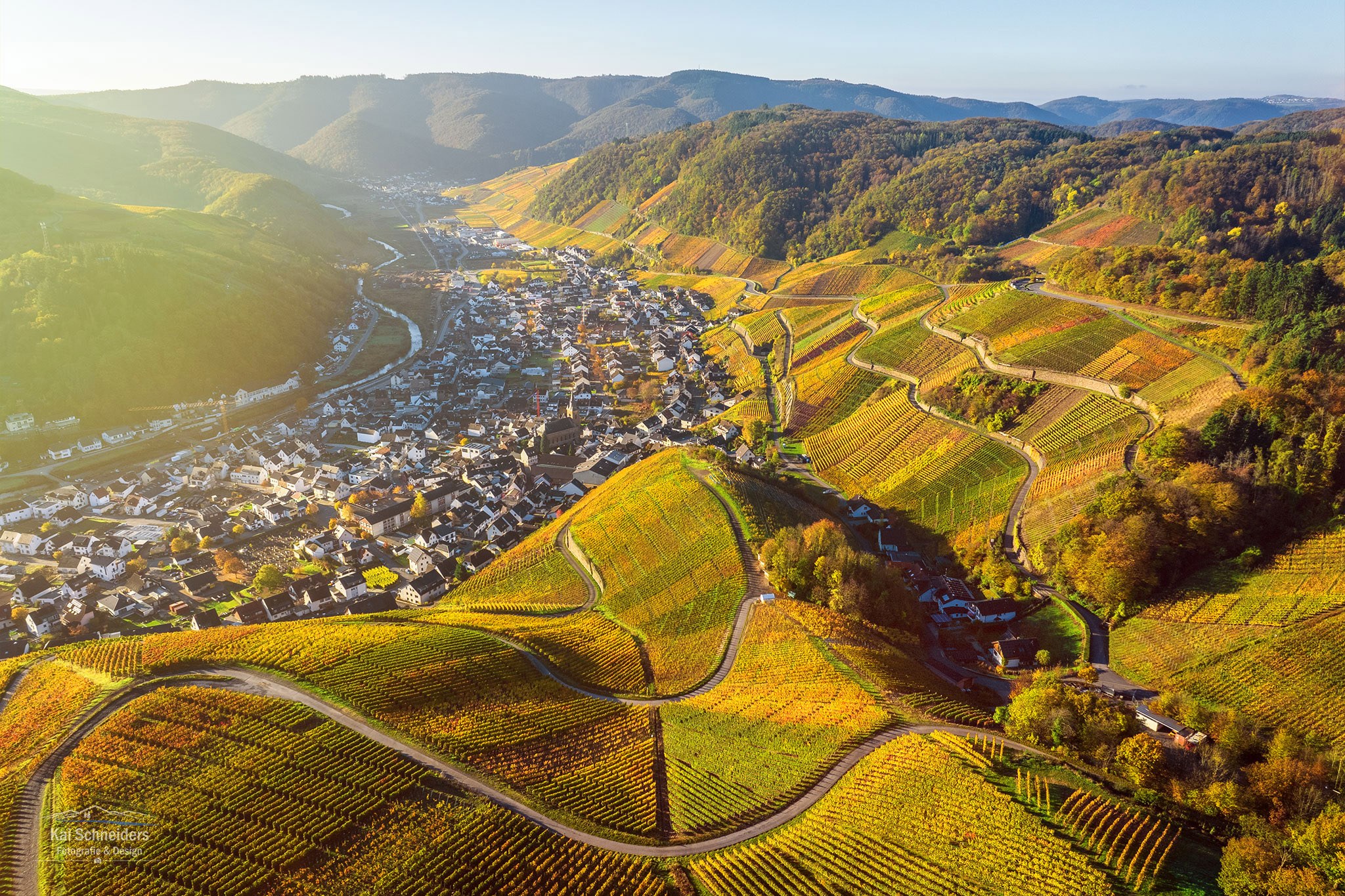 Herbstlicher Blick über Dernau im Ahrtal – Kai Schneiders